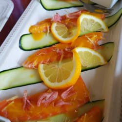 Sashimi de salmão com molho de maracujá e hibiscus