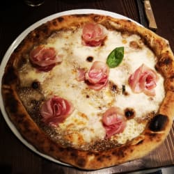 pizza com trufa, pancetta