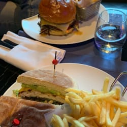 Hambúrguer de novilho & hambúrguer de frango