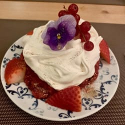 Merengue con frutos rojos