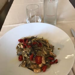 Spaghetti alla siciliana con pesce spada, pesto e pomodorini 