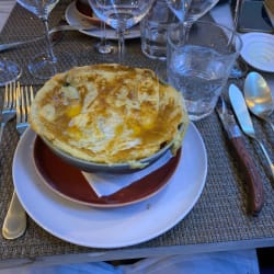 Sopa de peixe coberta com massa folhada