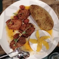 Migas de espargos verdes com lombinhos de porco