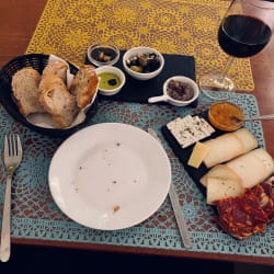 Tábua de queijos e enchidos