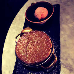 Suflê com creme de leite e gelado de goiaba 