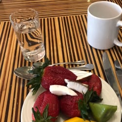 Primeiro prato e olha só esas frutas 