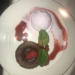 Fondant de chocolate com gelado de violeta