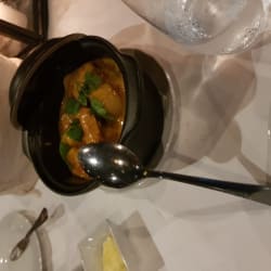 Caril de vieiras com camarão e risoto de cocô 