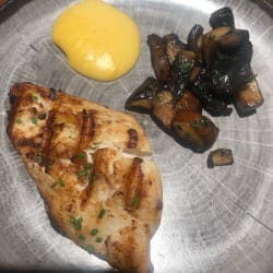 Robalo e adicional de cogumelos. 
