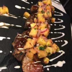 Brocheta de presa ibérica con piña 