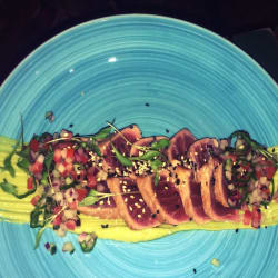 Tataki de atún con puré de aguacate