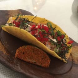 Taco peixe e guacamole