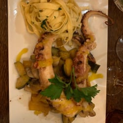 Poulpe Grillé feuille de menthe avec petit légume au wok et sa sauce au mangue