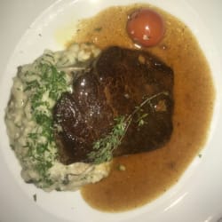 Tournedó com risota de cogumelos e trufas