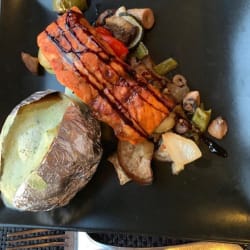 Lombo de salmão fresco com gengibre batata assada e legumes salteados