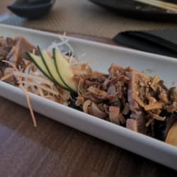 Tataki de atum, cogumelos shiitake e cebola frita