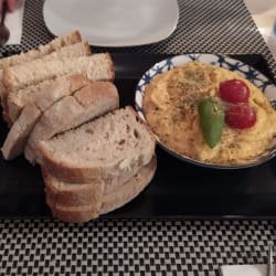 Hummus con pane 