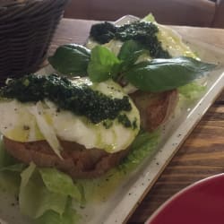 Brusquetas com queijo, Pesto e Tomates . Maravilhosa 