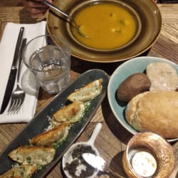 Sopa de verduras y gyosas