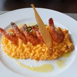 Gambas com risotto salmao e maracujá 
