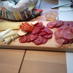 Tábua de queijos e enchidos