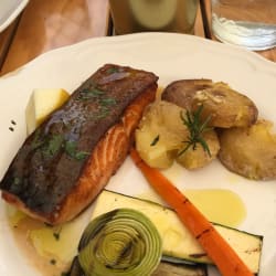 Salmão com batatas ao murro. 