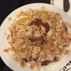 Fromage frais grillé au miel et aux amandes