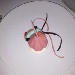 Sobremesa era de chocolate rosa e no interior uma mousse de framboesa, com gelado de menta, com bolacha crocante cozinha molecular.  