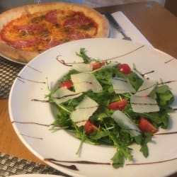 Piza Ó Meu Deus! e Insalata rúcula com parmesão e cherry