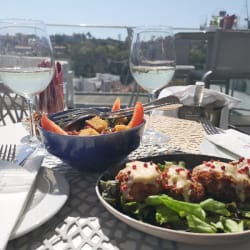 Croquetas y ensalada de pulpo