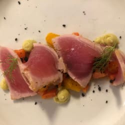 Tonno scottato con mango, guacamole e frutto della passione