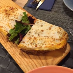 Omelette con spinaci su pane e pomodoro