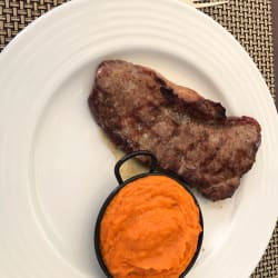 Bife wagyu com purê de batata doce.