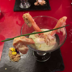 Coctel de camarones con mousse de aguacate y almendras