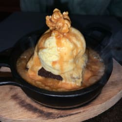 Brownie com pipoca, caramelo salgado e gelado de baunilha