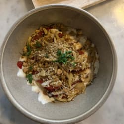 Roasted tomatoes with hummus 