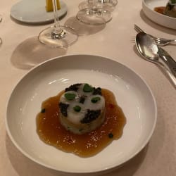 Gâteau de saint Jacques crues et caviar avec son bouillon de barde