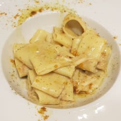 Calamarata con salsicce curry julienne di calamari ed olio al rosmarino 