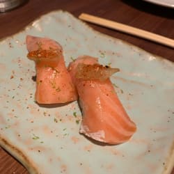 Nigiri de salmão com gengibre 