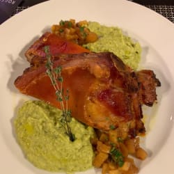 Porcelet de lait avec purée de petit pois