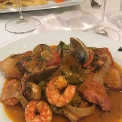 Cataplana de porco com marisco