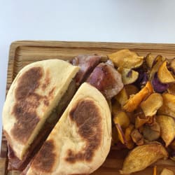 Prego de atum em bolo do caco