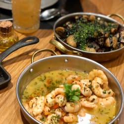 Camarões com coentros/ cogumelos salteados