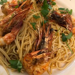 Espaguetis picantes con gambas