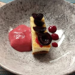 Tarta de queso, cerezas y almendras