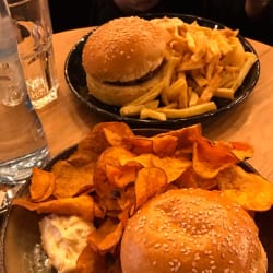 Hambúrgueres troika com batata doce frita e batatas fritas.