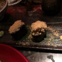 lírio, foie gras ralado no topo, soja e azeite de trufa 