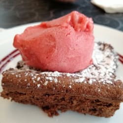 Bolo de chocolate com gelado
