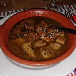 Spezzatino di tonno in salsa di soia e zenzero con semi di sesamo 