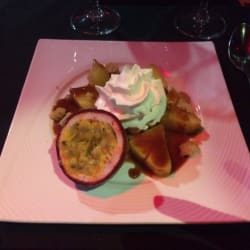 Ananas rôtie caramélisé avec chantilly et croquant 